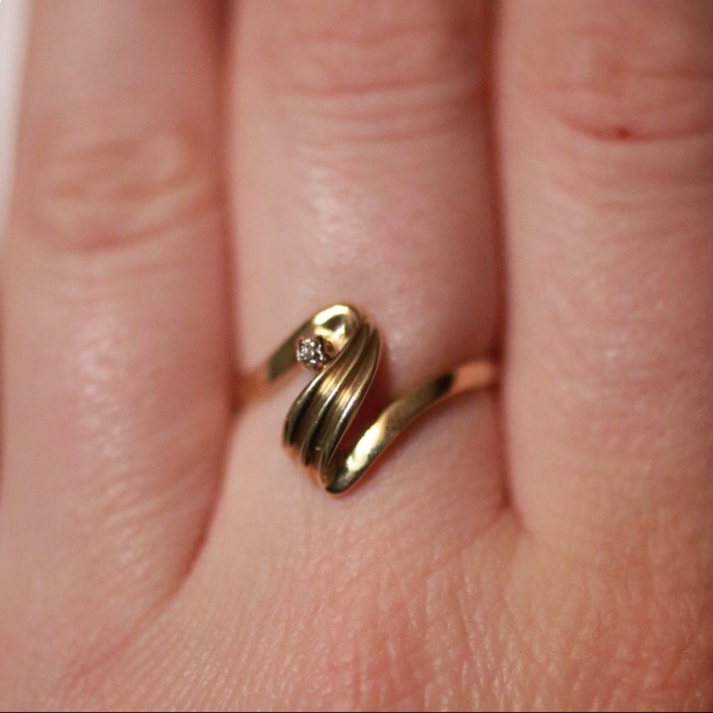 🎉Sale🎉 10k Yellow Gold Swirl Ring w/ Diamond